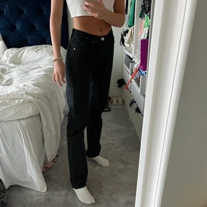 Svarta mid waist jeans - Svarta mid waist jeans från zara i storlek 36! 150kr + frakt
