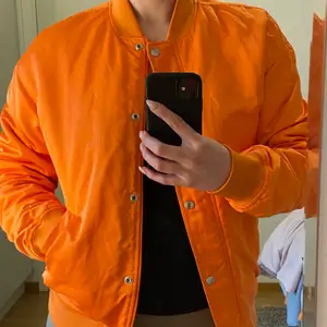 Orange bomber-jacka