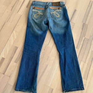 Lågmidjade jeans - Säljer mina sjukt coola lågmidjade jeans! Dem har coola detaljer på fickorna och en sjukt fin tvätt! Säljer dem då jag har alldeles för många jeans! Midjemåttet är 40cm! Innerbenslängden är 76cm! Priset kan diskuteras! Hör av er om ni har frågor! ( dem är utsydda där nere med det är inget som märks enligt mig!)