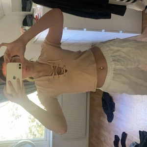 Tröja  - Den är jätte skön men har aldirg kommit till användning tyvärr. Passar till linne byxor, shorts, kjol mm 