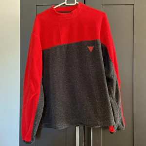 Sweatshirt  - Köpt på humana men kommer inte till användning, mysig tröja och i bra skick. Storlek M typ. Skriv vid fler frågor och funderingar. Frakt tillkommer ✨