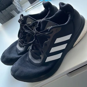 Addidas Astrarun - Bra bekväma skor som söker ny ägare, lite slitna men syns knappt