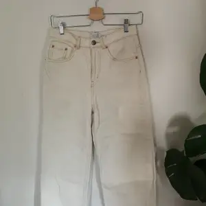 Snygga vita/beiga jeans från & other stories. Använda fåtal gånger. 
