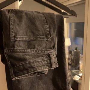 Jeans svarta ifrån monki! Storlek 27 - Jeansen är lite urtvättade men i bra skick,inte jätte använda! Säljer pgd av att dom blivit försmå. Jag är 165cm och dom sitter perfekt vid fötterna på mig! Original pris 400:-