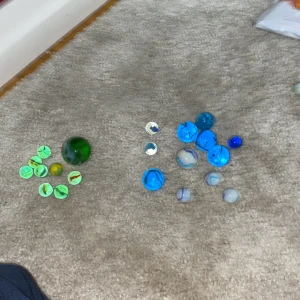 Kulor - Säljer ett blått kort och ett grönt kort med kulor man kan ha det som inredning också