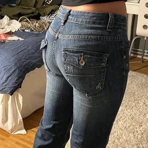 Lowwaist bootcut - Lowwaisted bootcut med snygga fickor!!