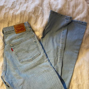 501 Levis jeans - Endast använda 1 gång, bra passform och formar sig fint efter rumpan