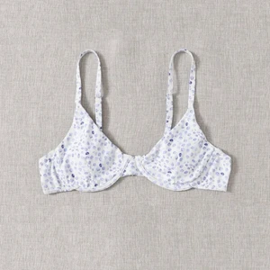 Prickig bikiniöverdel - Säljer nu min superfina prickiga bikiniöverdel. Aldrig använd då den är för liten för mig. LÅNADE BILDER💞💞💞💞💞