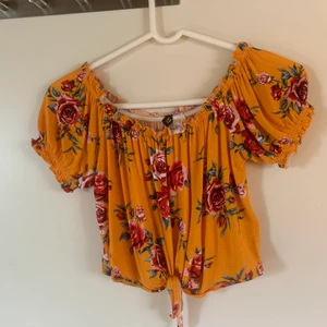 Topp från H&M - Storlek S - Top från hm i storlek S. Använd fåtal gånger, så som ny! ”Snörning” framtill där nere. 50kr + frakt🧡