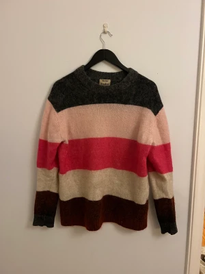 Acne tröja - Så fin randig oversized acne tröja! Storlek xs men är oversized så passar även s/m