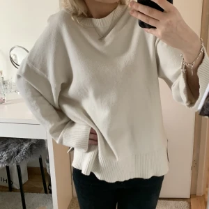 Ljusbeige stickad tröja - Supersöt stickad tröja som itne komemr till användning då jag har en liknande. Jättebra skick då jag knappt använt den och väldigt skönt material. Vilj sälja så snabbt som möjligt så korv om du är intresserad💗