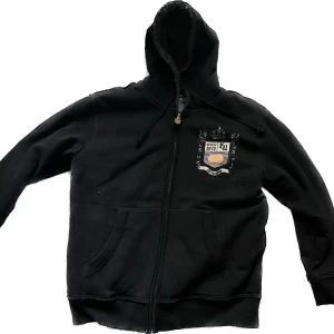 Ecko - Skit snygg hoodie som är i 9/10 skick men har inte använt och är även köpt vid plick. Va ej rädda att fråga frågor 