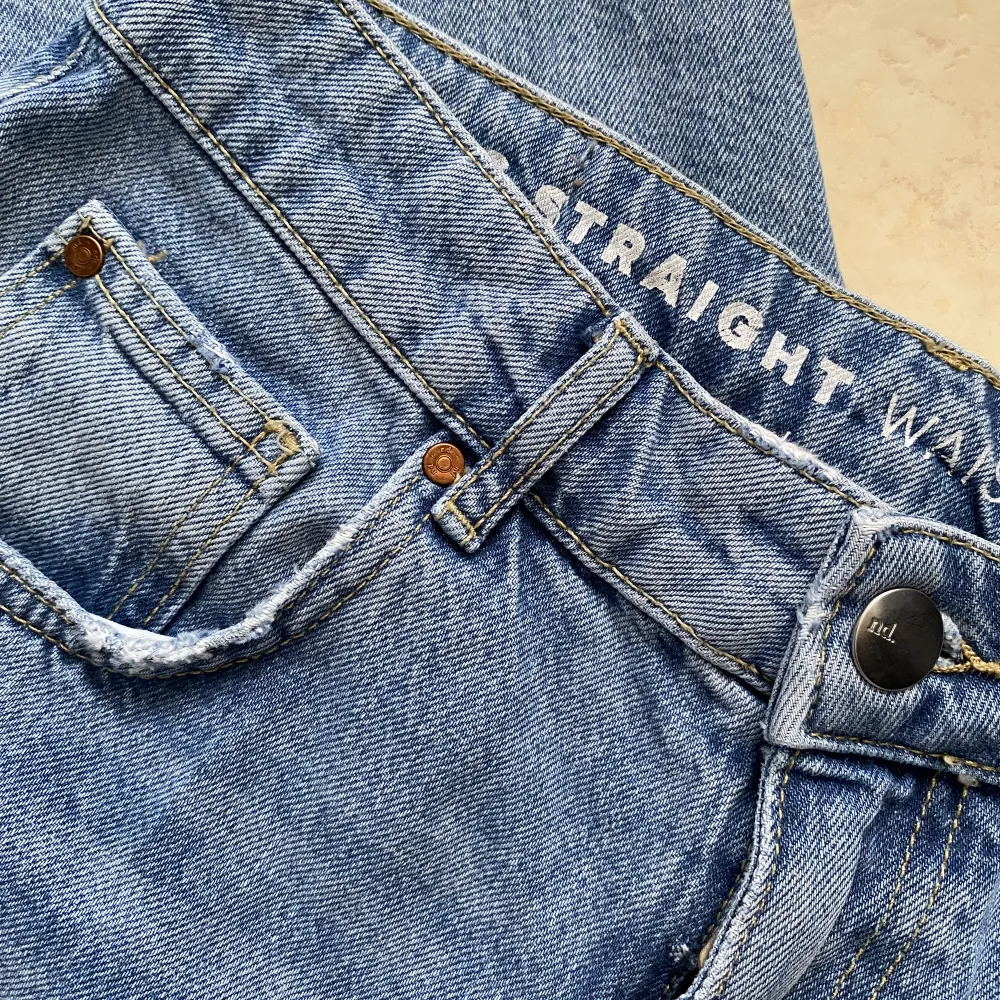 Säljer dessa väldigt sparsamt använda 90’s straight jeans!   Midjan är 27 och innerbenslängden 32.. Jeans & Byxor.