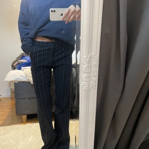 Randiga kostymbyxor!! - Säljer mina favvo kostymbyxor, 164 cm och lite långa på mig men sitter så snygggt!😍 