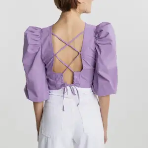 Super fin lila blus från Gina tricot med snörning vid ryggen. Helt ny aldrig använd storlek 40 köpt för 399kr