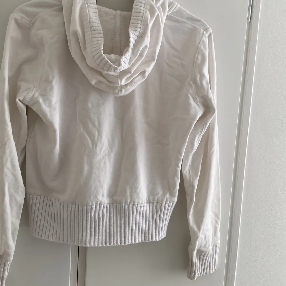 En vit zip up tröja som är från märket flash. Jättefint skick och passar till allt . Tröjor & Koftor.