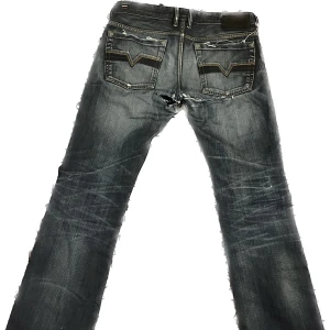 Jeans Diesel industry herr - W32 L34 Lite för tajta för mig annars perfekta och riktigt snygga. Frakt tillkommer, pris kan diskuteras! Bara att fråga om mått :)