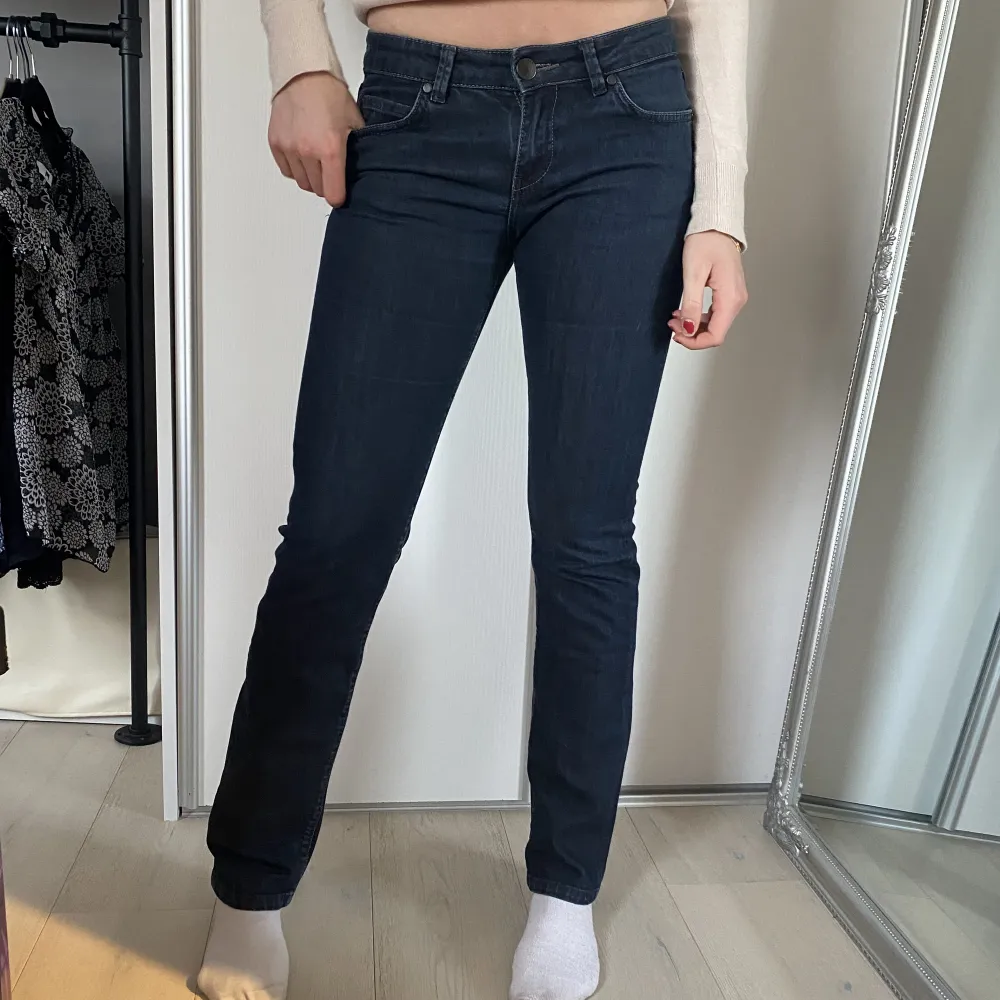 Mörkblå jeans i bra skick som tyvärr inte passar mig . Jeans & Byxor.