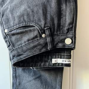 Mörkgrå jeans från Na-kd i storlek 36. Använda 1 gång.  Köpare står för frakt.