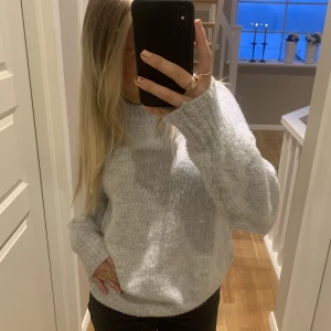 Stickad grå tröja - Stickad grå tröja fårn lager i stl XS, lite oversized i storleken men annars jättefin💗