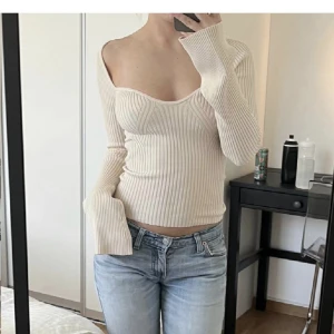 Tröja från H&M  - Säljer denna super snygga beige tröjan från h&m