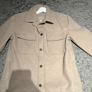 Zara jacka  - Säljer den här snygga zara overshirten 