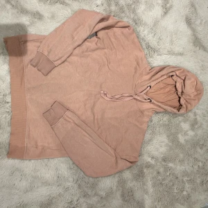 Rosa hoddie  - Rosa hoddie, lite ut tvättad men inget extremt 