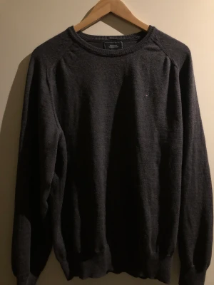 Grå stickad tröja - Säljer min tunnstickade gråa tröja. 100 merino samt inga skador. Använd men i bra skick Passar L-M Kan gå ner i pris vid snabb affär köparen står för frakt!