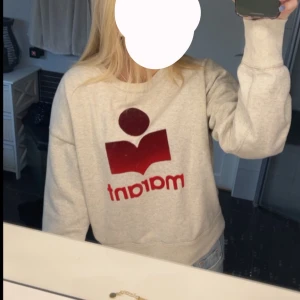 Isabel marant - Säljer denna isabel marant tröja då jag knappt använder den. Det finns några små defekter som man kan se på bild tre men det är inget man tänker på ❤️ spårbar frakt tillkommer