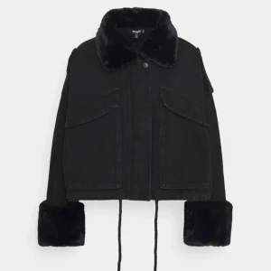 missguided jacka - ursnygg trendig jeans jacka från missguided. Bra skick! Pälsen går att ta av då det sitter fast med knappar. Den är liten i storleken, jag brukar ha 36 ungefär och den sitter bra! ❤️❤️nypris: 1260kr 