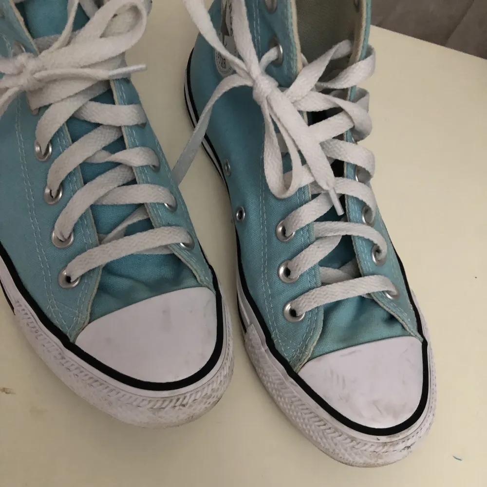 Blå/turkosa Converse som är lite smutsiga (se bilder) men annars bra skick! Storlek 39,5, använd gärna köp nu🤗. Skor.