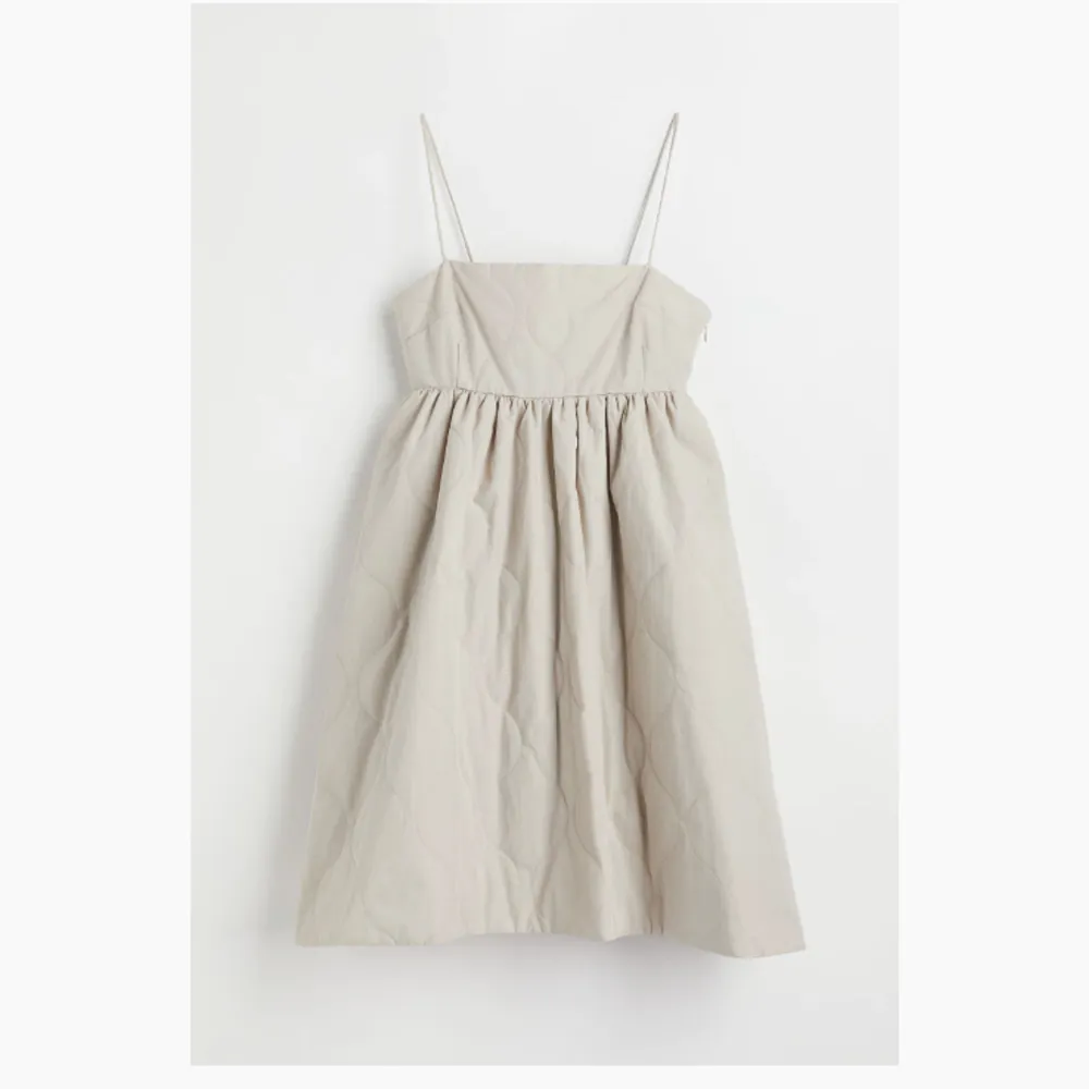 Oanvänd beige/krämvit sommarklänning från H&M i storlek 40 men jag skulle säga mer att den passar som storlek 36. (Lappen finns kvar). Klänningar.