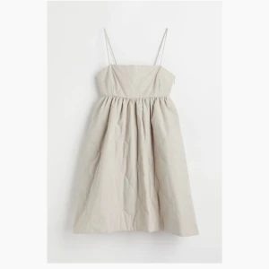 Sommar Klänning  - Oanvänd beige/krämvit sommarklänning från H&M i storlek 40 men jag skulle säga mer att den passar som storlek 36. (Lappen finns kvar)