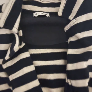 Kofta - Kofta från pimkie kan ha stängd ele öppen 🤍🖤storlek står iy men skulle säga S-m