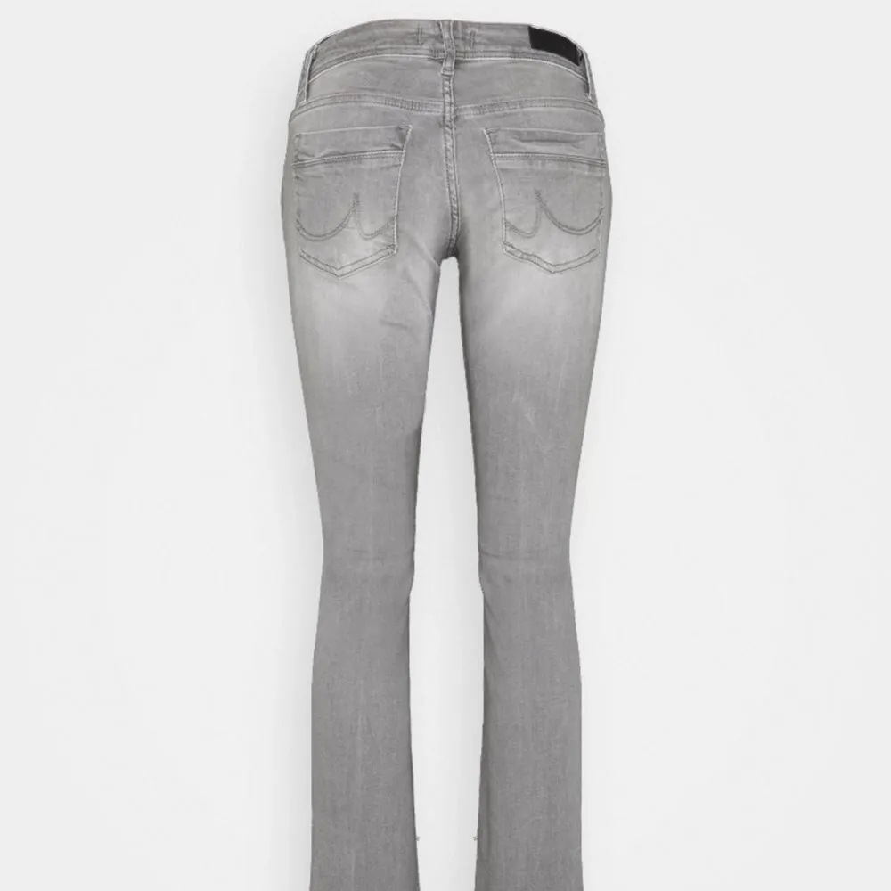 söker ljus grå ltb jeans i storlek 29/30 och ganska bra skick. Snälla kontakta mig om du säljer. Jag kan betala 300-400kr. Jeans & Byxor.