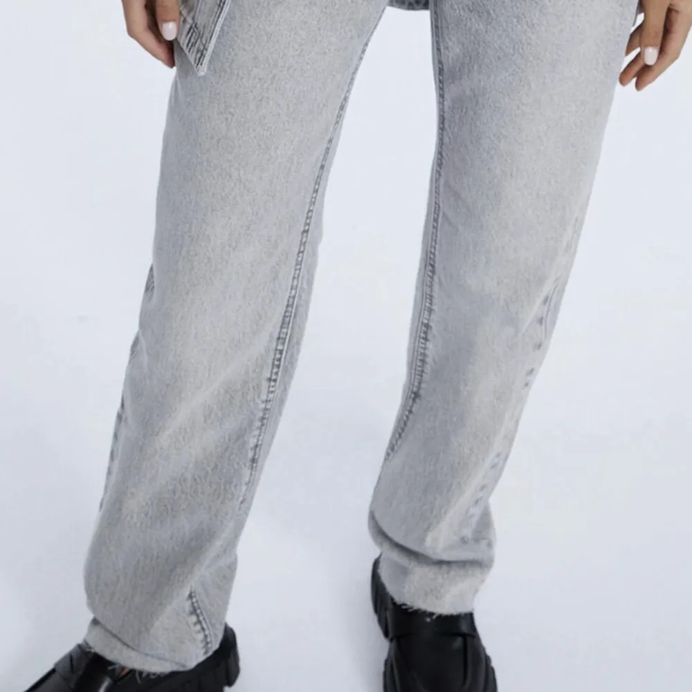 ett par helt nya jeans i storlek 34, tyvärr var dom förstora för mig så säljer dom så snabbt som möjligt ❣️. Jeans & Byxor.