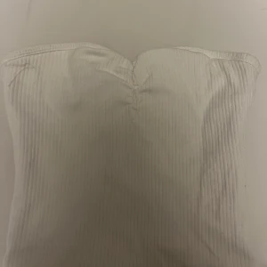 Vit Tubtop  - Vit tubtop från hollister, skriv för fler bilder 🥥⚪️