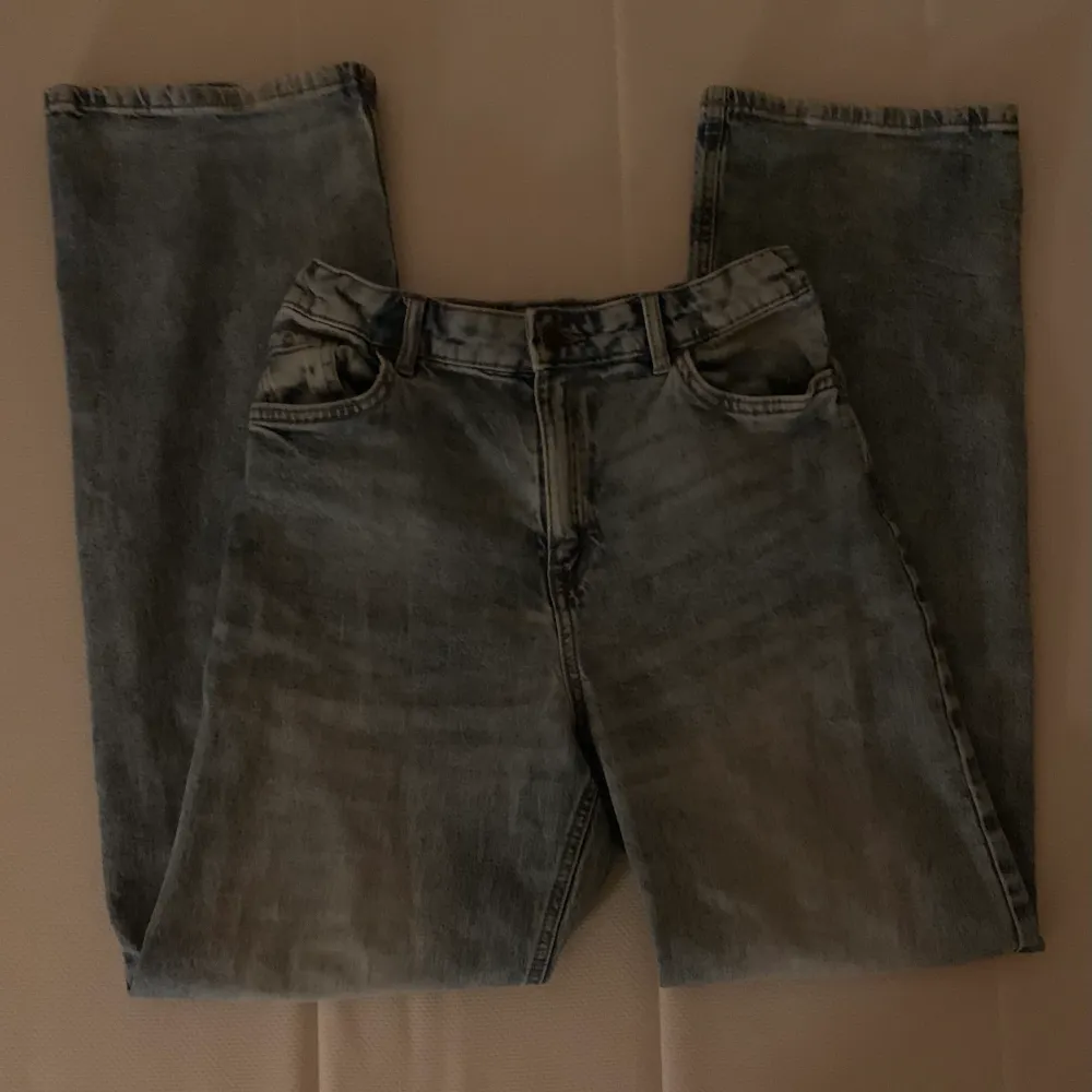 Säljer ett par högmidjande jeans från Lindex i stl 158! Säljs pga att de inte kommit till användning. Nypris: 350kr. Jeans & Byxor.
