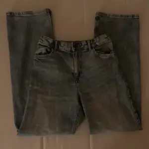 Säljer ett par högmidjande jeans från Lindex i stl 158! Säljs pga att de inte kommit till användning. Nypris: 350kr