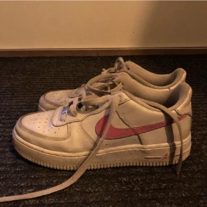 Nike air force - Nike air force i befintligt skick. Har två ställen på sidan av foten där färgen skalats bort (se bild 2) och hål i hälen då de blivit utnötta (se bild 3).