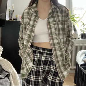 Rutig skjorta  - Rutig grön skjorta från boohoo, aldrig använd. 40kr +30kr frakt. 