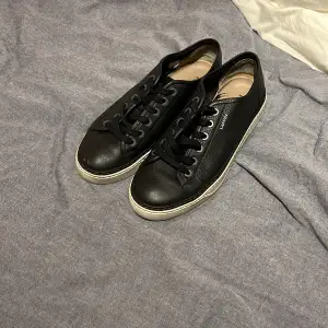 Ett par svarta Lanvin sneakers i läder som har storlek 43. De är hyfsat stora så de passar de som har 42 också. Extremt bra skick och det enda ”felet” är att sulan inte är 100% vit längre. Men så är det ju med alla skor. Skriv om ni vill ha fler bilder