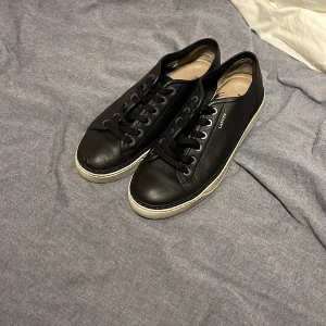 Lanvin sneakers 9/10 skick - Ett par svarta Lanvin sneakers i läder som har storlek 43. De är hyfsat stora så de passar de som har 42 också. Extremt bra skick och det enda ”felet” är att sulan inte är 100% vit längre. Men så är det ju med alla skor. Skriv om ni vill ha fler bilder
