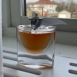 La Vie est Belle  - Hej, säljer min knappt använda La Vie est Belle parfym som jag köpte för några år sedan. Säljer den pågrund av att jag inte använder den lika mycket. Nypris är 935 kr. Hör gärna av dig om du är intresserad eller har fler frågor💖köparen står för frakt