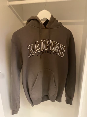 Grå hoodie - Grå hoodie från Champion. Blekningar och spruckna sömmar vid kragen. Använd mycket.