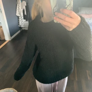 Stickad tröja - Säljer min stickade tröja ifrån bik bok💓 använd några gånger men är fortfarande i bra skick!