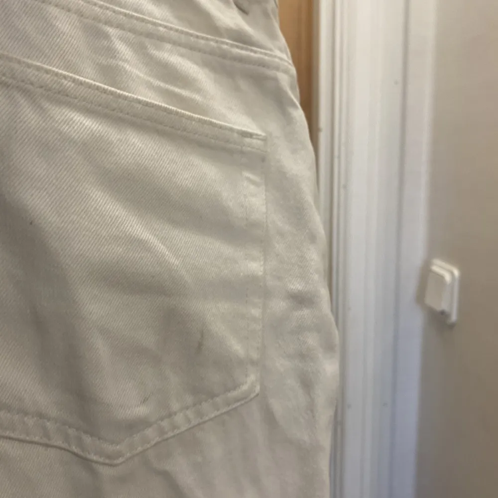 Vita jeans i modellen row från weekday. Storlek 29/32. Säljer då de inte kommer till användning och jag tycker att de är för korta på mig som är 180💕. Jeans & Byxor.