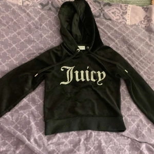 Juicy tröja - Säljer nu min juicy kofta som jag nästan aldrig har använt så den är som ny. Den är i storlek Xs och är en lite kortare modell! Hör av er vid frågor