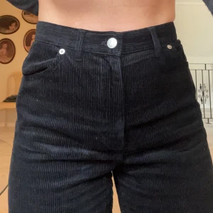 Manchesterbyxor  - Svarta Manchester byxor från Monki. Använt en gång. Är storlek 40 men passar mig som är 36/38, funkar även för 40 då de är stretchiga. Jag är 172cm och de är långa i benen.    Köparen står för frakt🥰