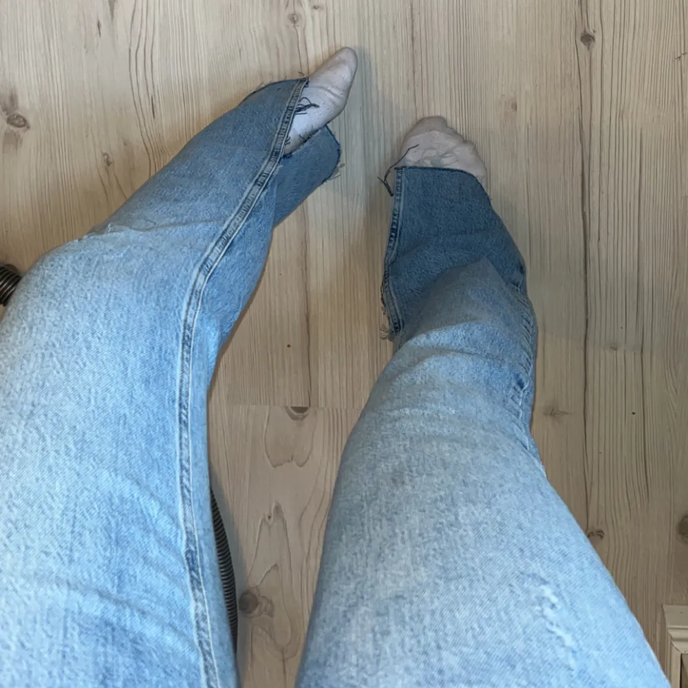 Jeans från zara, använt dom en gång. Snygga och långa i benen och de har en slits. Jag är 172cm och de är långa på mig!  Köparen står för frakt . Jeans & Byxor.